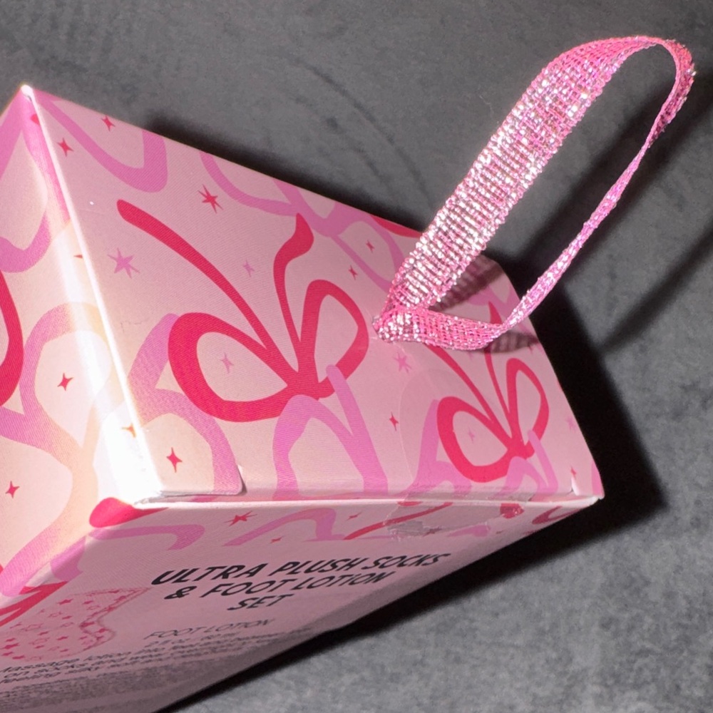 Simple Pleasures- Candy Dream Ultra Plush Socks & Foot Lotion Gift Set 🎀🧦 - Picture 9 of 9